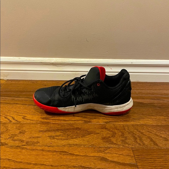 Mens Kyrie Shoes - Picture 4 of 5